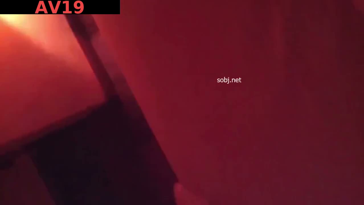 애정을 표현하는 젊은 커플의 영상